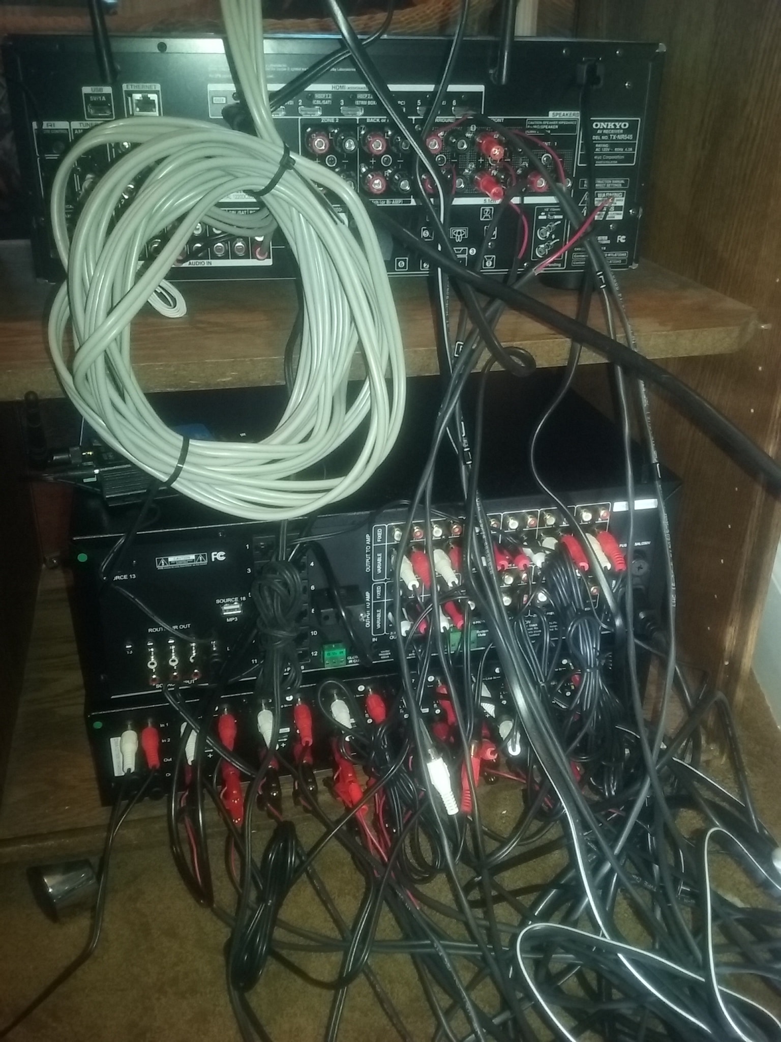Audio amplifier equipment with professional cable management in AV rack